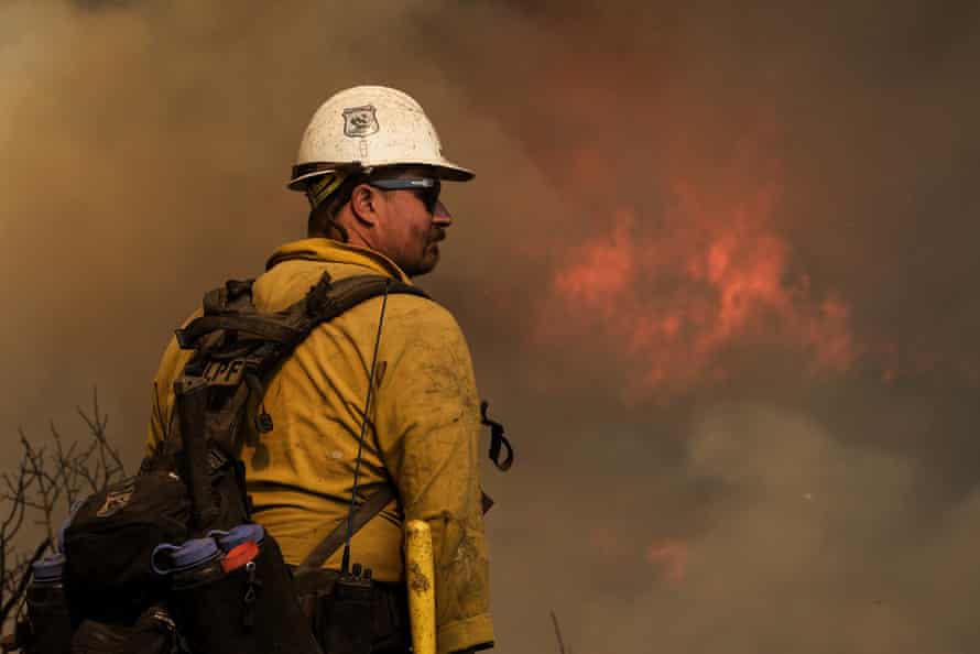 Ein Feuerwehrmann beobachtet, wie das Alisal-Feuer am Mittwoch durch die Küstenberge in der Nähe von Goleta, Kalifornien, brennt.