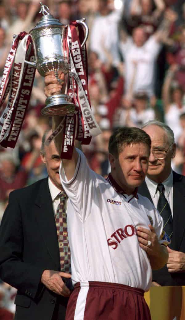 John Robertson gewinnt 1998 den Scottish Cup, nachdem Hearts die Rangers im Finale besiegt hat.