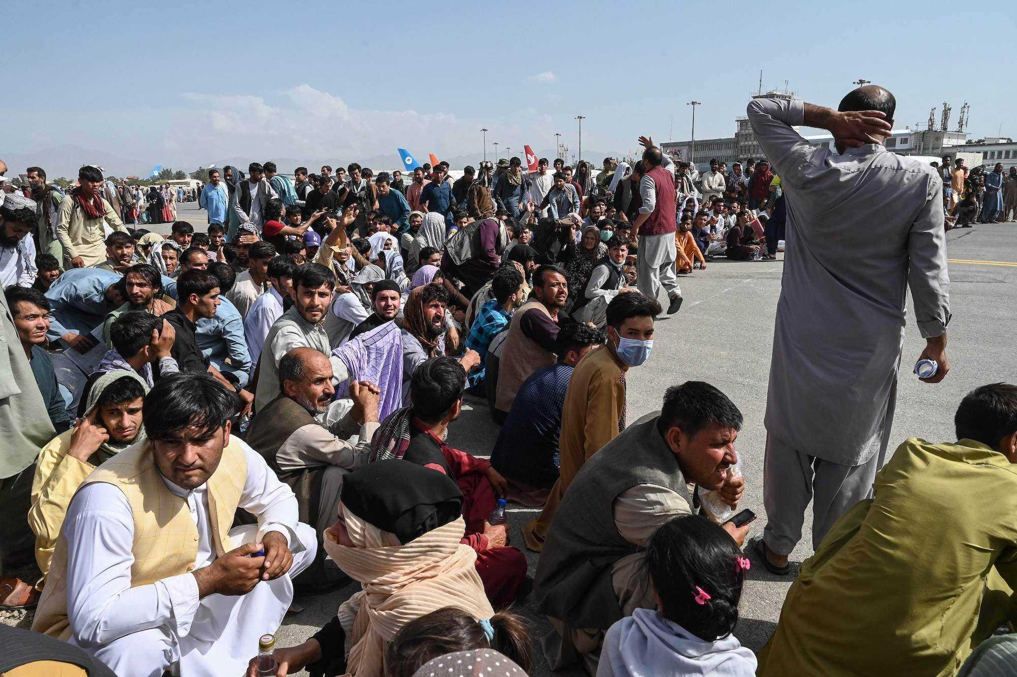 Menschenmenge am Flughafen Kabul