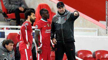Salah und Sadio Mane erhalten Anweisungen von Liverpools Trainer Jürgen Klopp.