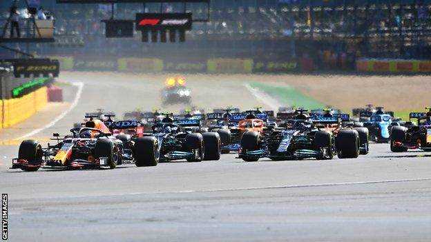 Max Verstappen führt den Sprint in Silverstone an