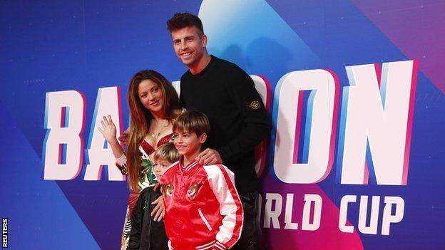 Gerard Pique, seine Frau Shakira und ihre Kinder beim Balloon World Cup
