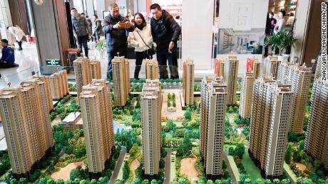 Chinesische Hauskäufer betrachten am 23. Dezember 2018 Wohnmodelle eines Wohnimmobilienprojekts in der Stadt Huai, Provinz Jiangsu, China.