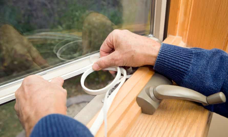 Verwenden Sie Isolierband, um Lücken an Fenstern abzudichten.