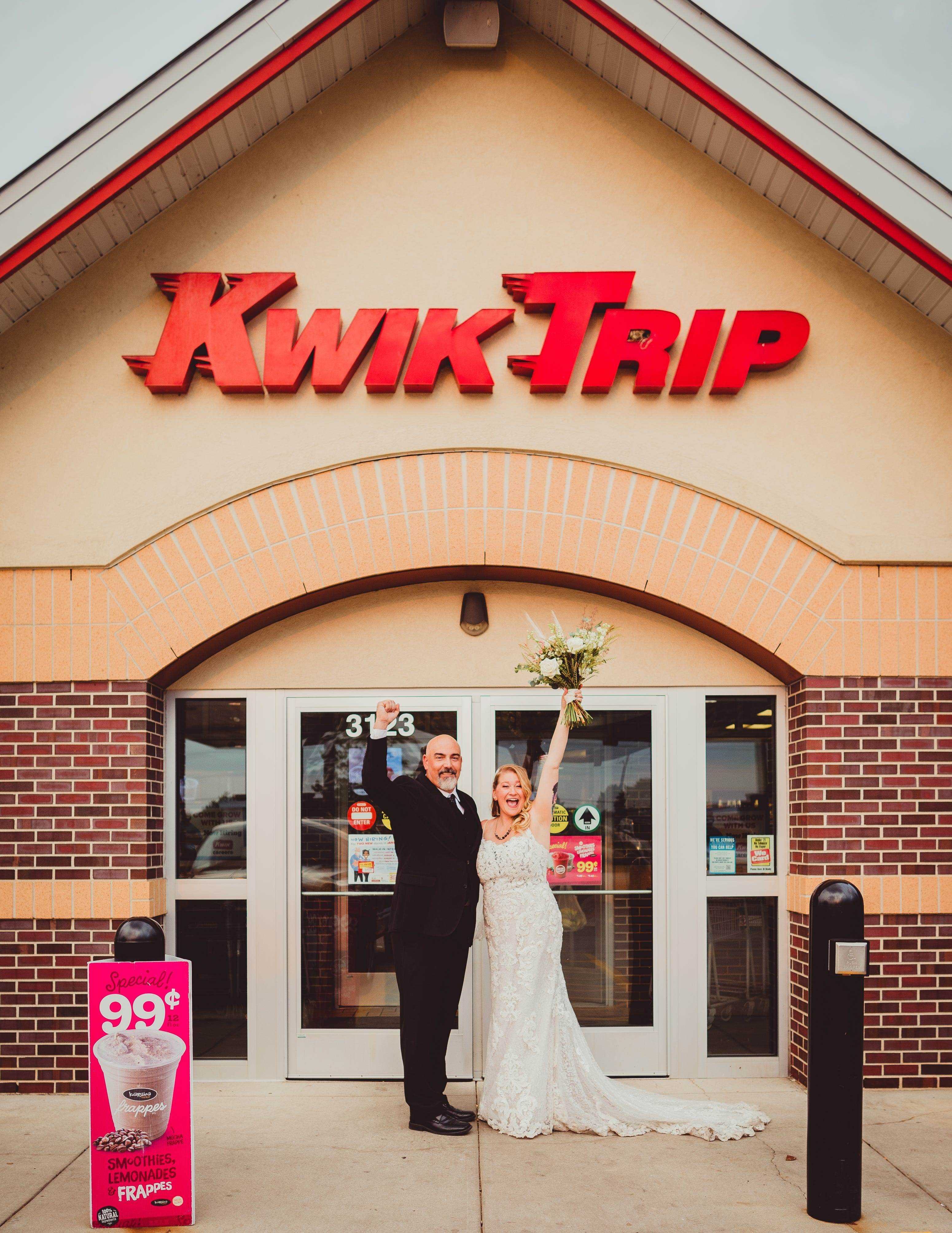 Ashley Ormes und Mark Steinke bei Kwik Trip in Hochzeitskleidung.
