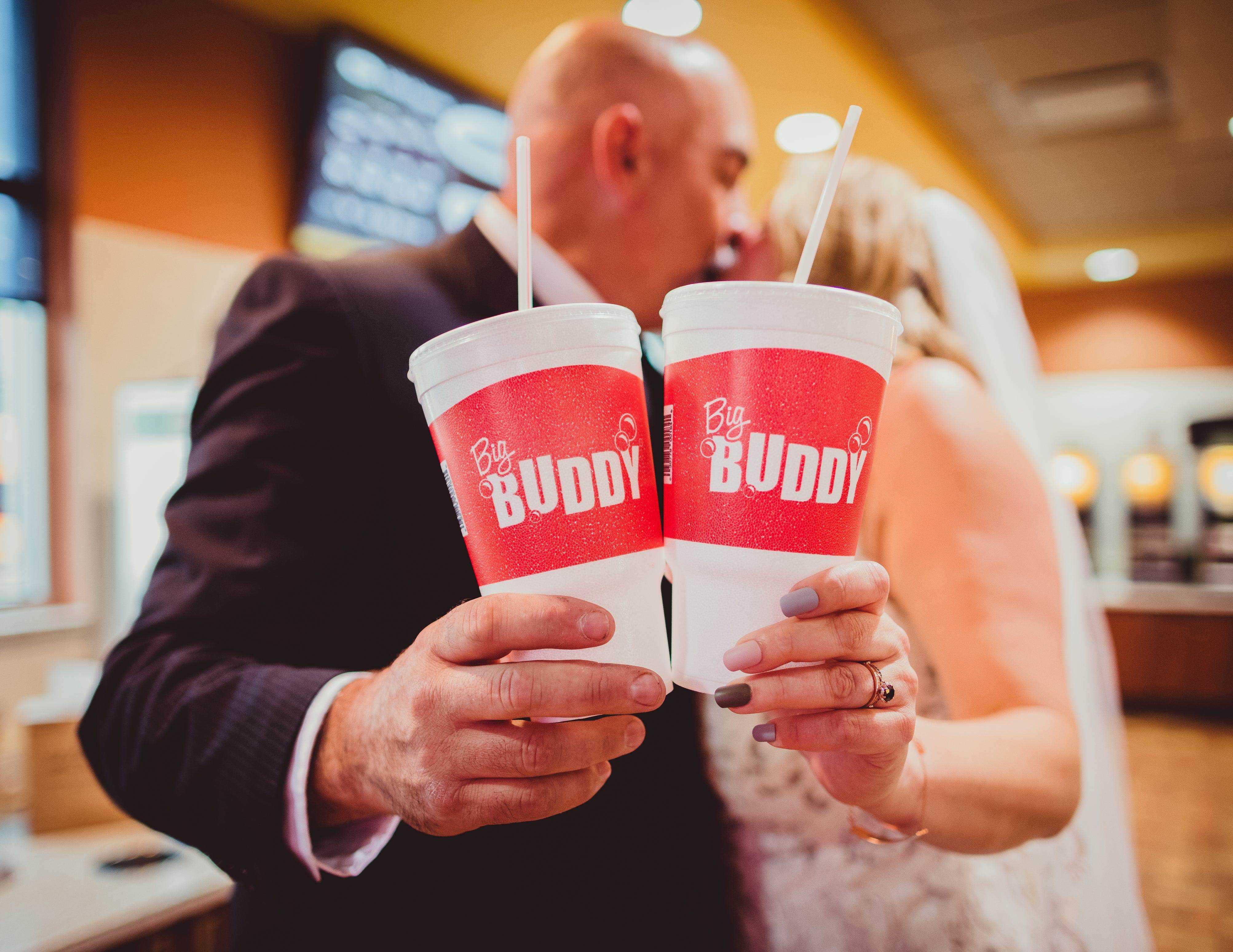 Ein Brautpaar hält große Tassen mit der Aufschrift 