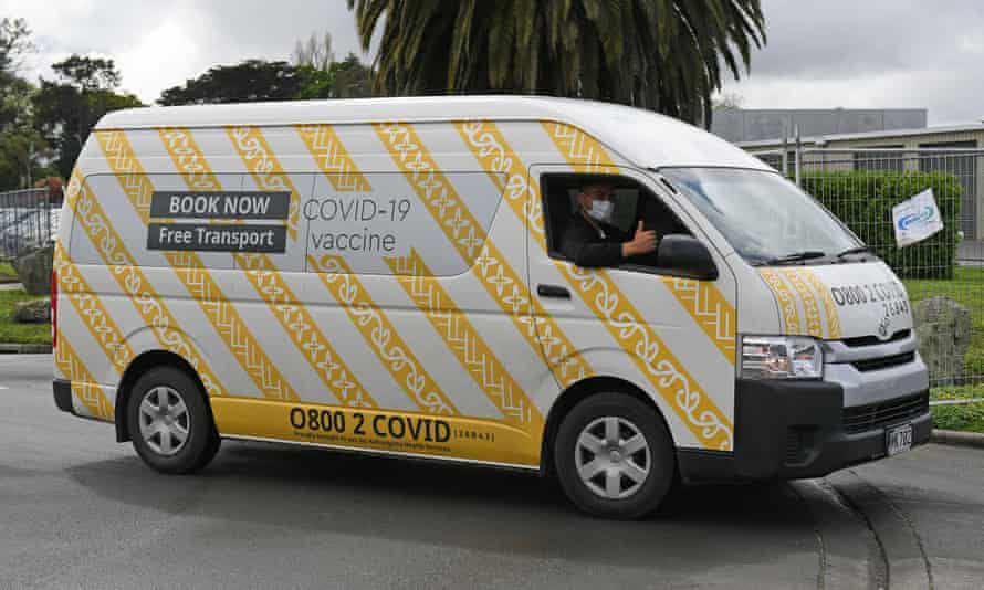 Ein Van für den Transport von Menschen zu einem Covid-Impfzentrum in Hastings