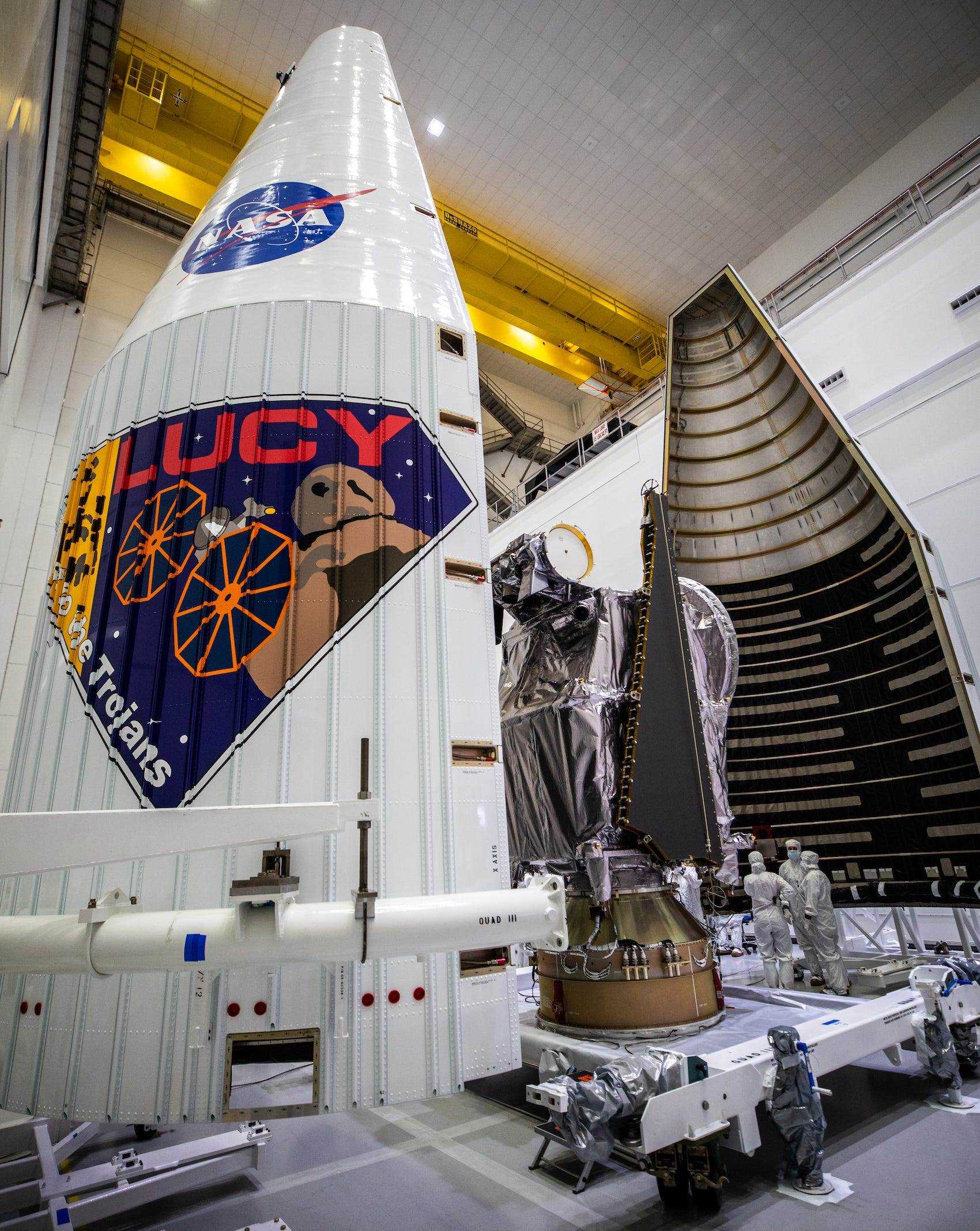 Lucy-Raumschiff zusammengeklappt mit einer Raketenhülle, die sich darum schließt