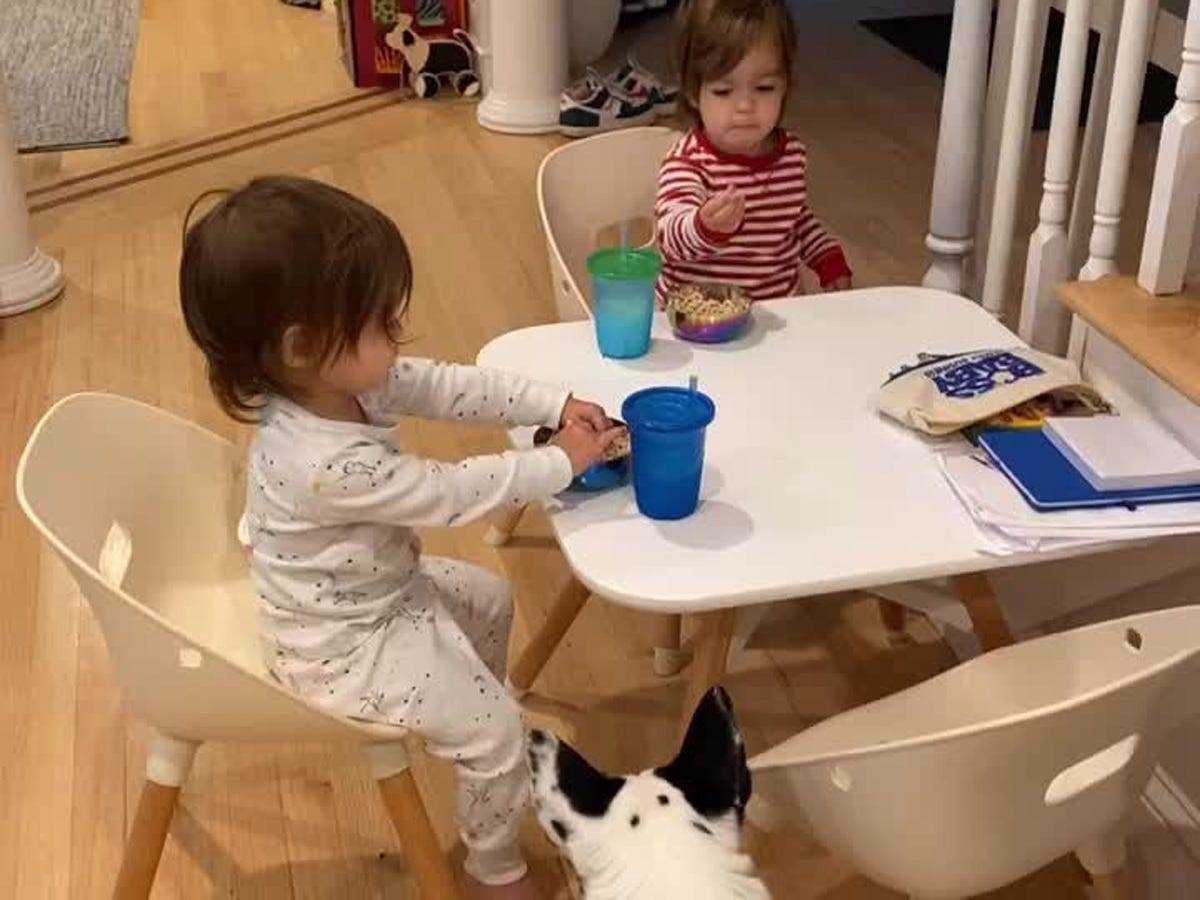 zwei Kleinkinder essen Snacks am Lalo-Spieltisch