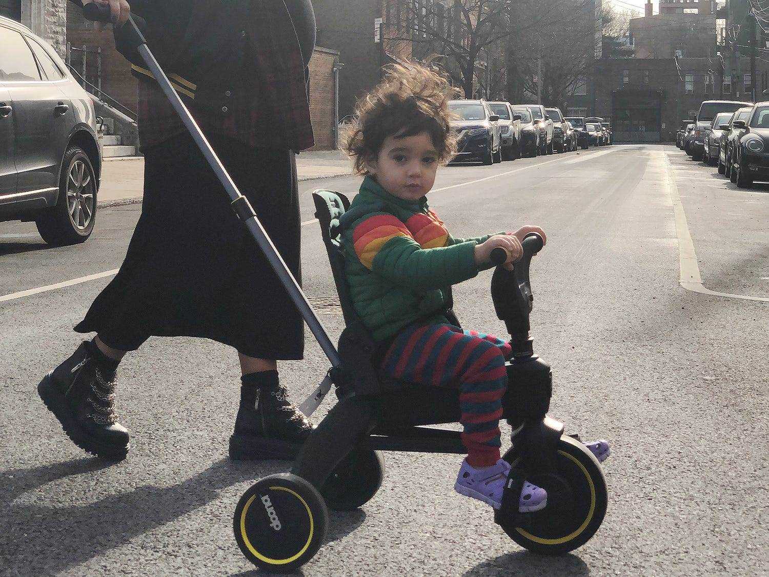 Kleinkind fährt auf dem Doona Liki Trike