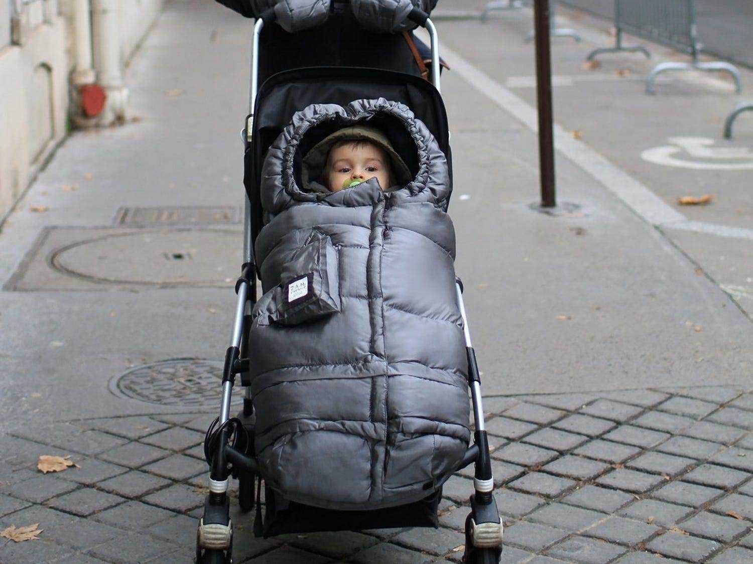 Kind in Kinderwagen-Fußsack eingepackt