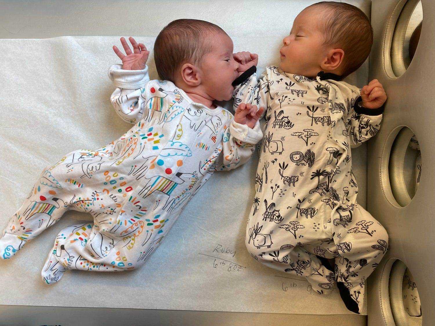 Zwillingsbabys im Footie-Pyjama