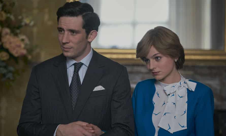 Josh O'Connor als Charles und Emma Corrin als Diana in The Crown.