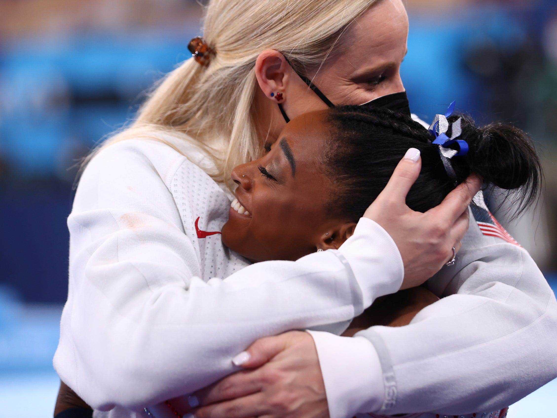 Simone Biles umarmt ihre Trainerin Cecile Canqueteau-Landi.