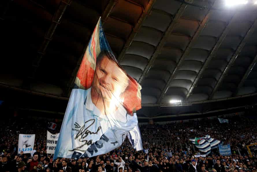 Lazio-Fans erinnern sich an Paul Gascoigne vor einem Spiel gegen Tottenham im Jahr 2012.