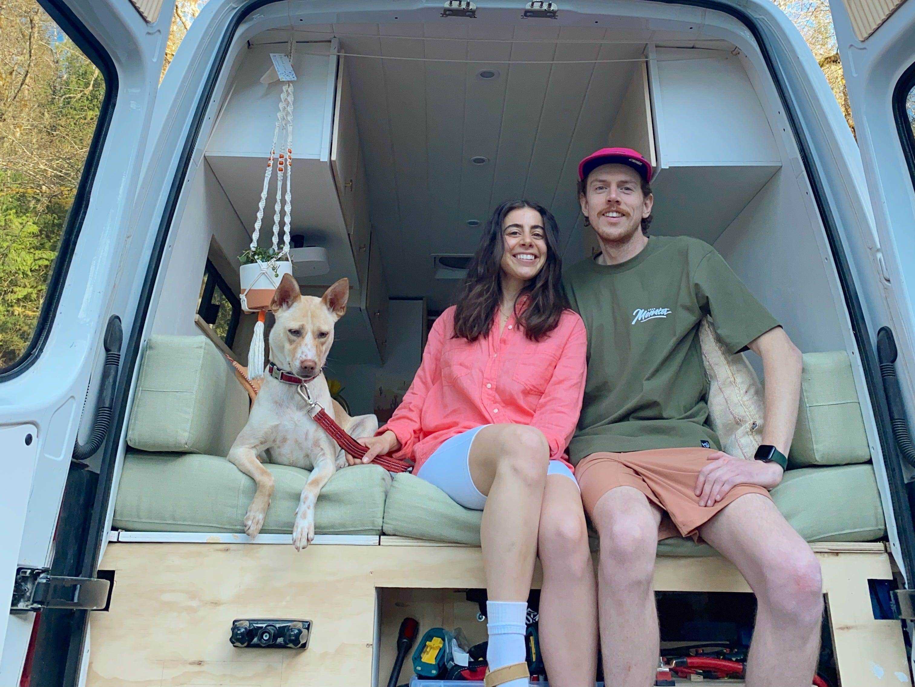 Sabrina und Nick in ihrem Mercedes Sprinter Van mit einem ihrer Pflegehunde.