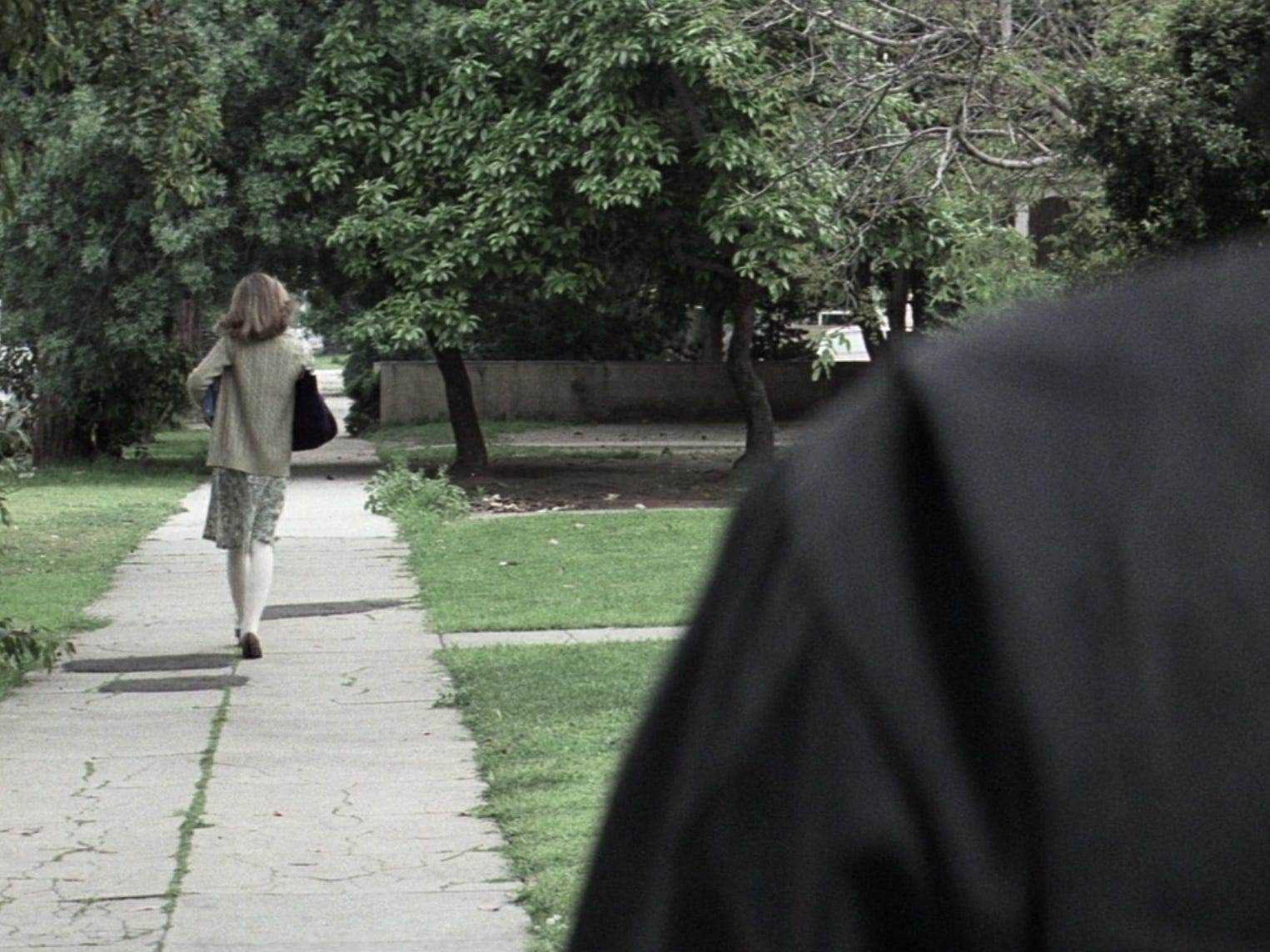 Michael Myers verfolgt Laurie in Halloween (1978)