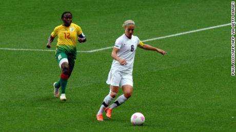 Smith wird bei den Olympischen Spielen 2012 in London von Kameruns Mittelfeldspielerin Francoise Bella herausgefordert. 