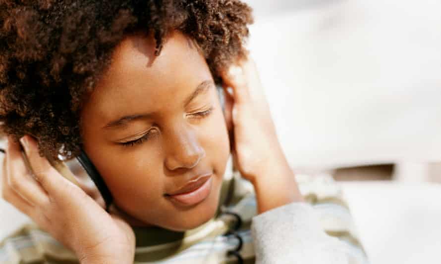 Junge Frau mit geschlossenen Augen Musik über Kopfhörer hören