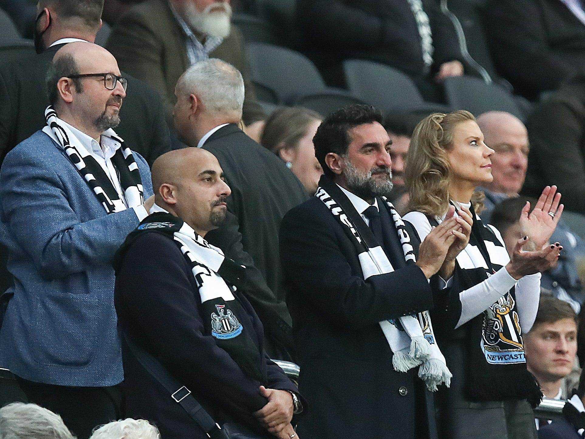Der Vorsitzende von Newcastle United, Yasir Al-Rumayyan, applaudiert während des Premier-League-Spiels zwischen Newcastle United und Tottenham Hotspur