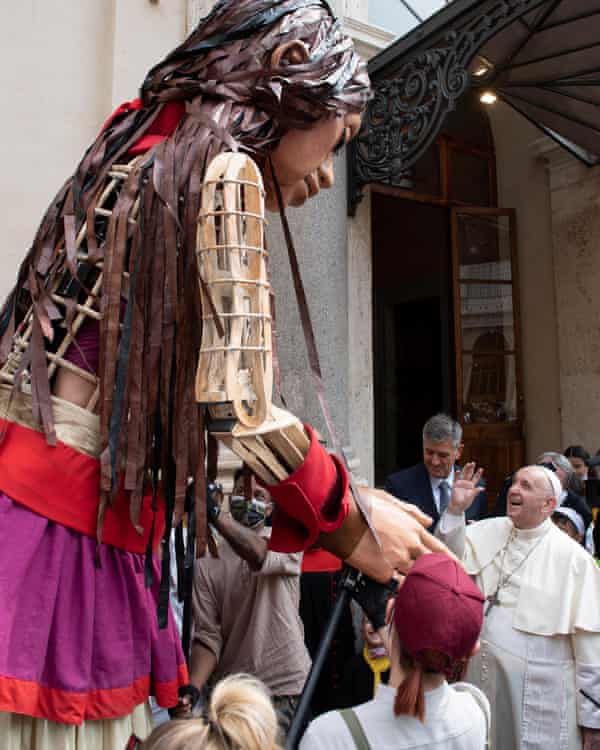 Papst Franziskus begrüßt die kleine Amal im Vatikan.