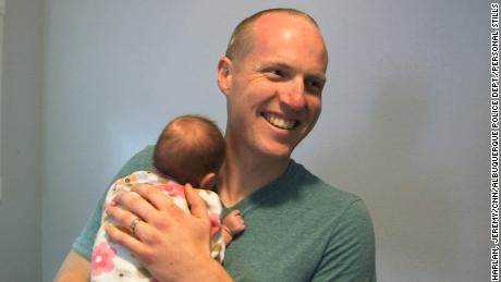 Polizist adoptiert das opioidabhängige Neugeborene der obdachlosen Mutter 