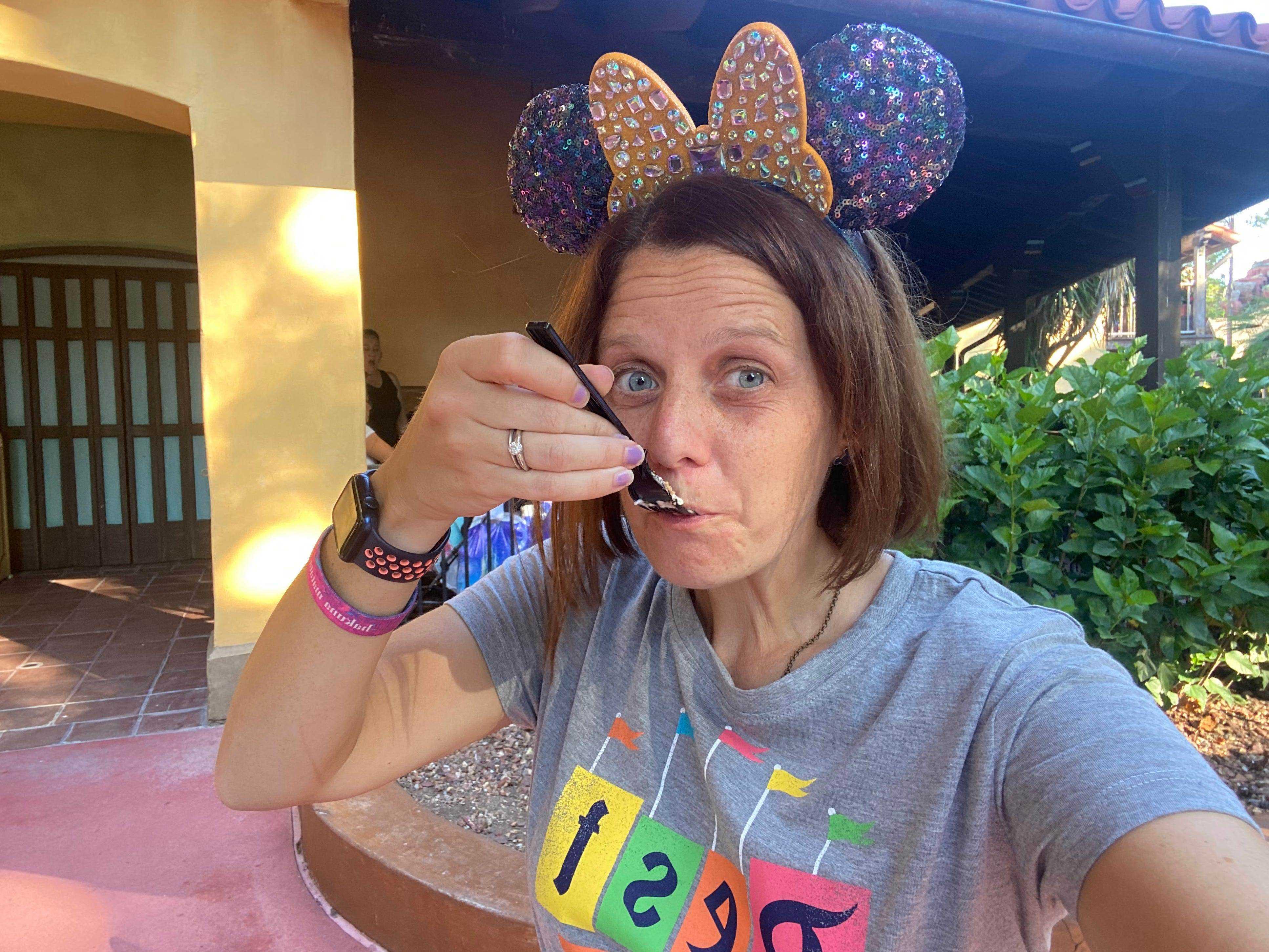 Kari Becker isst Mr. Toad Dome Cake Disney World