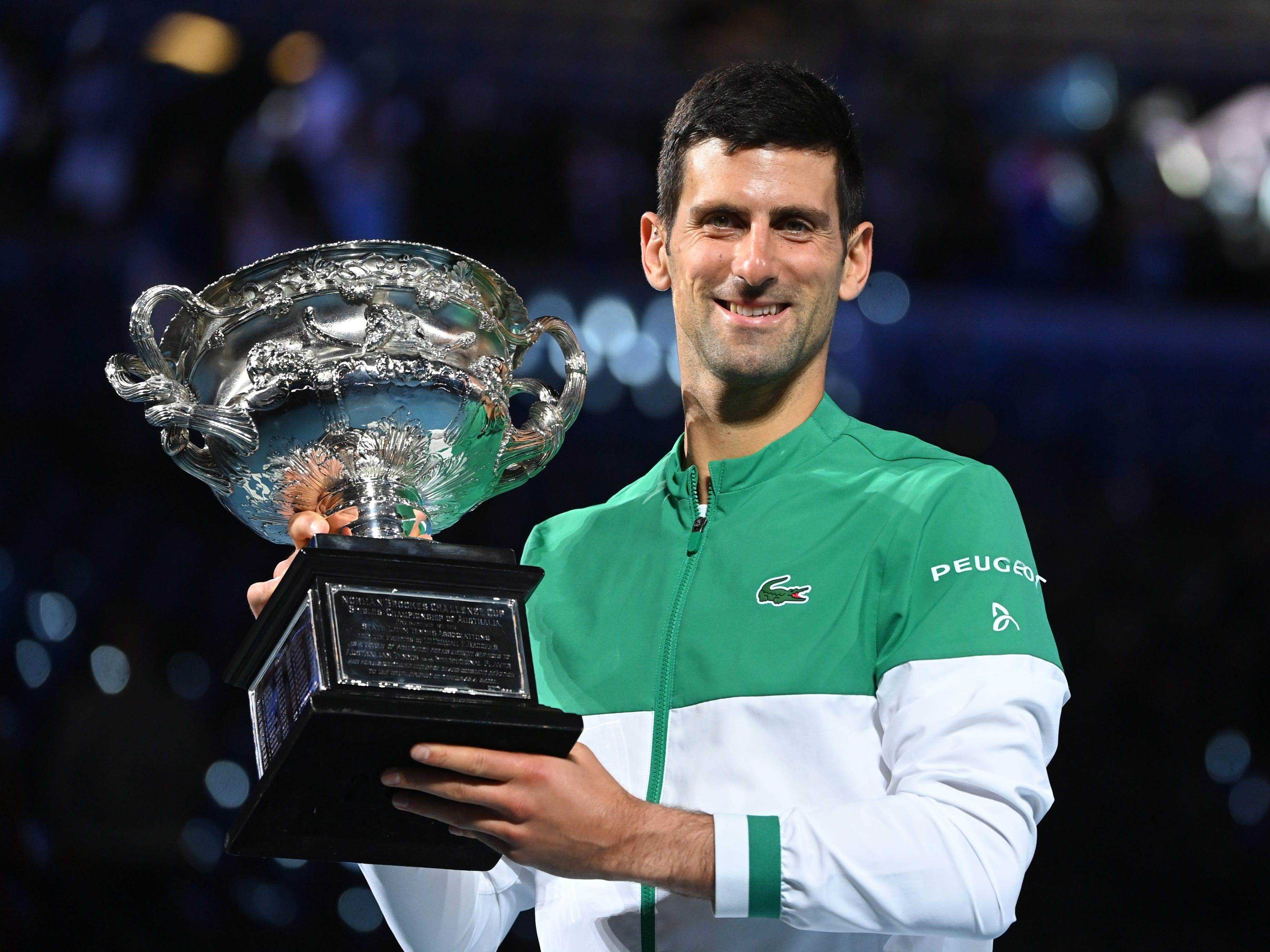 Novak Djokovic mit der Australian Open-Trophäe.