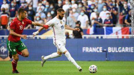 Frankreichs Stürmer Karim Benzema (R) bereitet sich darauf vor, den Ball während des Freundschaftsspiels gegen Bulgarien vor der Euro 2020 im Stade De France in Saint-Denis am Stadtrand von Paris am 8. Juni 2021 zu schlagen.