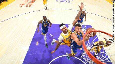 Curry fährt zum Korb gegen die LA Lakers.