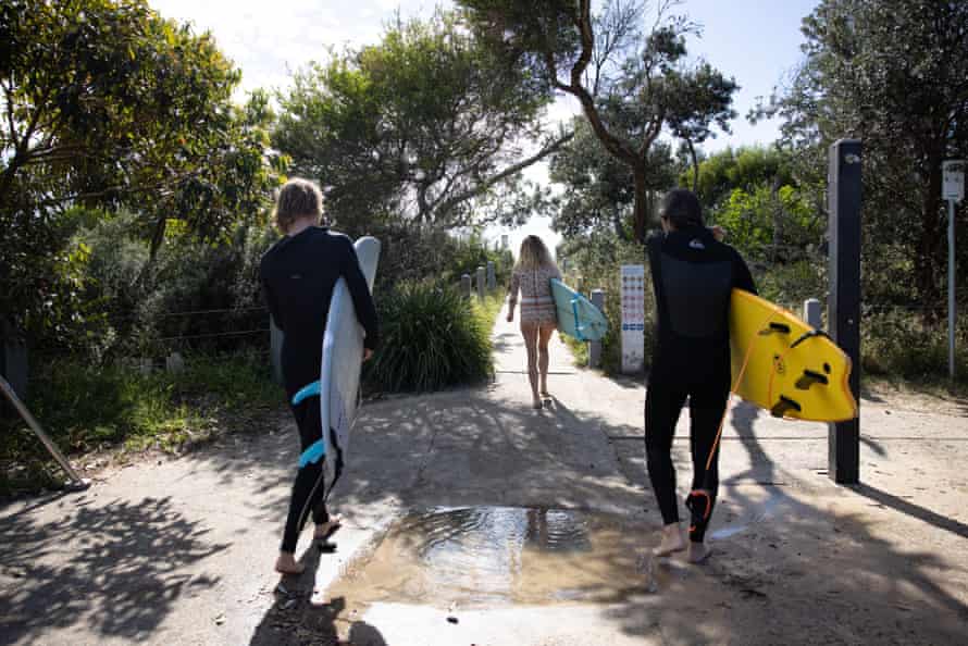 Sarah Doyle hat eine Anzeige auf Gumtree gepostet, die nach Leuten sucht, mit denen sie surfen kann.  Sam Brooks und Rodney Raice haben geantwortet und jetzt surfen sie alle regelmäßig zusammen.  Erschossen am Maroubra Beach, Sydney, NSW, Australien.