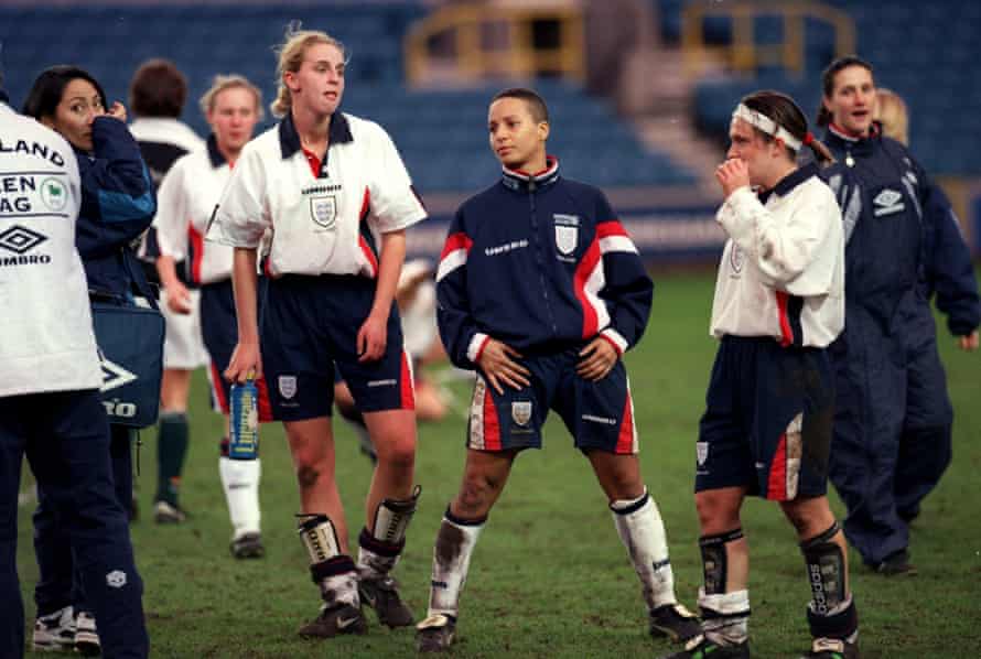 Hope Powell streckt sich, nachdem er im März 1998 gegen Deutschland für England gespielt hat