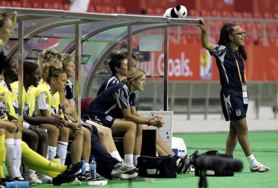 Hope Powell leitet England bei der WM 2007 in China