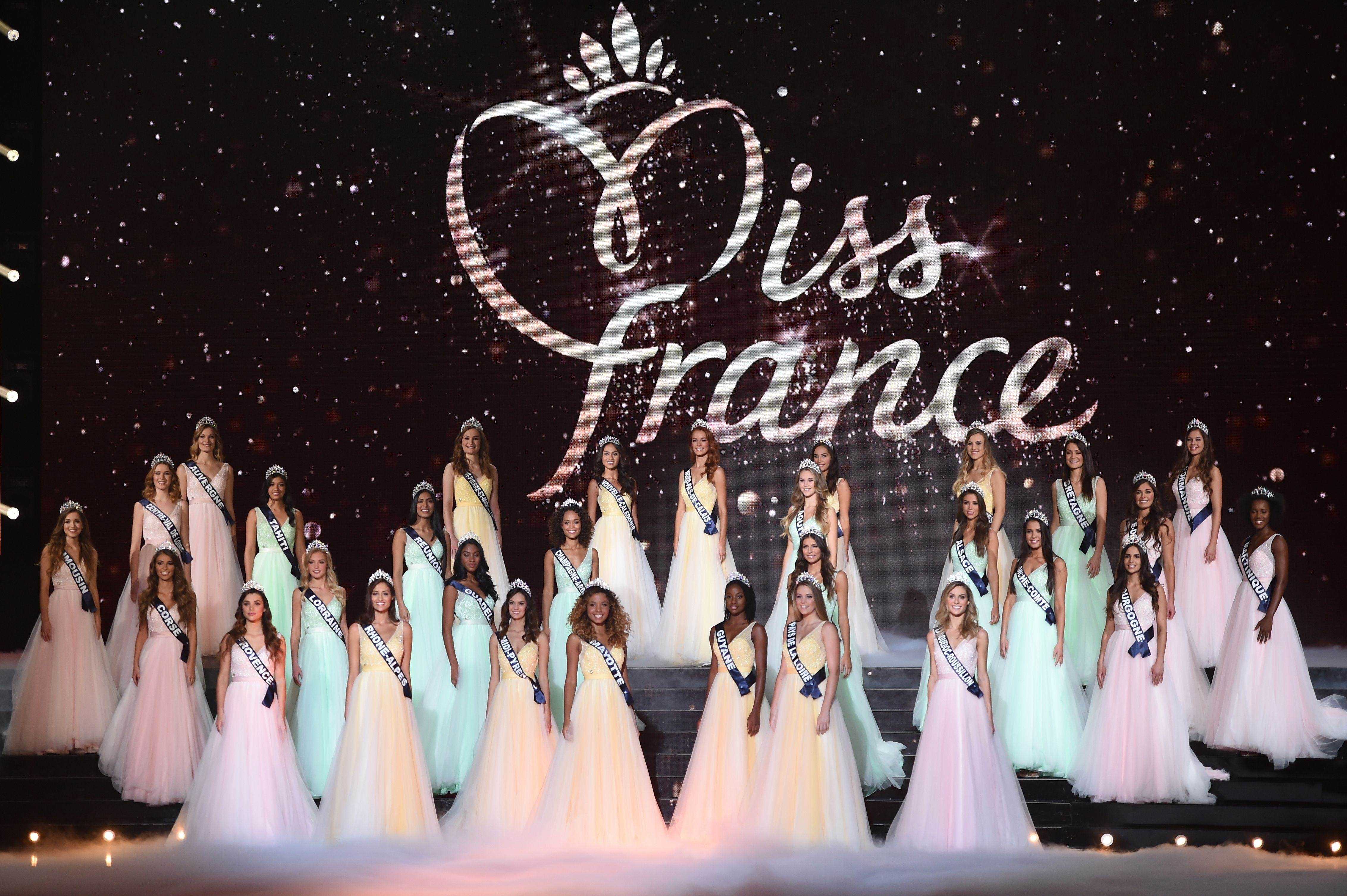 Die Teilnehmer posieren auf der Bühne während der Miss France 2018 Festzug in Chateauroux, Zentralfrankreich, am 16. Dezember 2017.