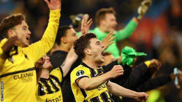 Vitesse Arnhem feiert den Sieg gegen die Spurs
