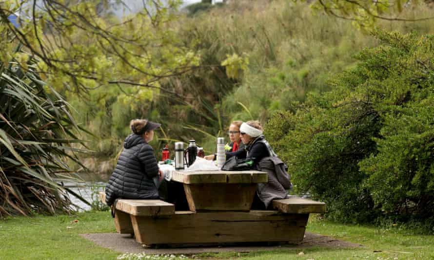 Familien treffen sich am 06. Oktober 2021 bei einem Picknick in Western Springs in Auckland, Neuseeland.