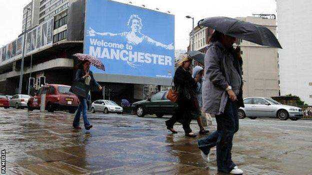 Manchester City hat riesige Plakate des ehemaligen Stürmers von Manchester United, Carlos Tevez, im Stadtzentrum aufgehängt, als sie ihn 2009 unter Vertrag genommen haben, auf denen 