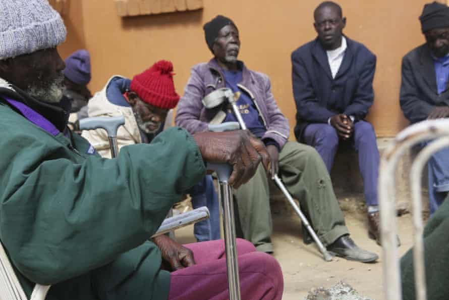Im Altenheim Melfort am Stadtrand von Harare, Simbabwe, warten die Bewohner darauf, eine Mahlzeit serviert zu bekommen.