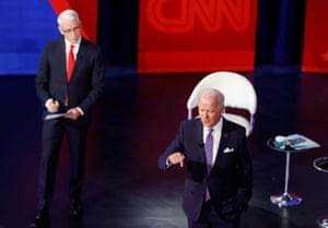 Joe Biden nimmt mit Anderson Cooper von CNN an einem Rathaus in Baltimore teil.
