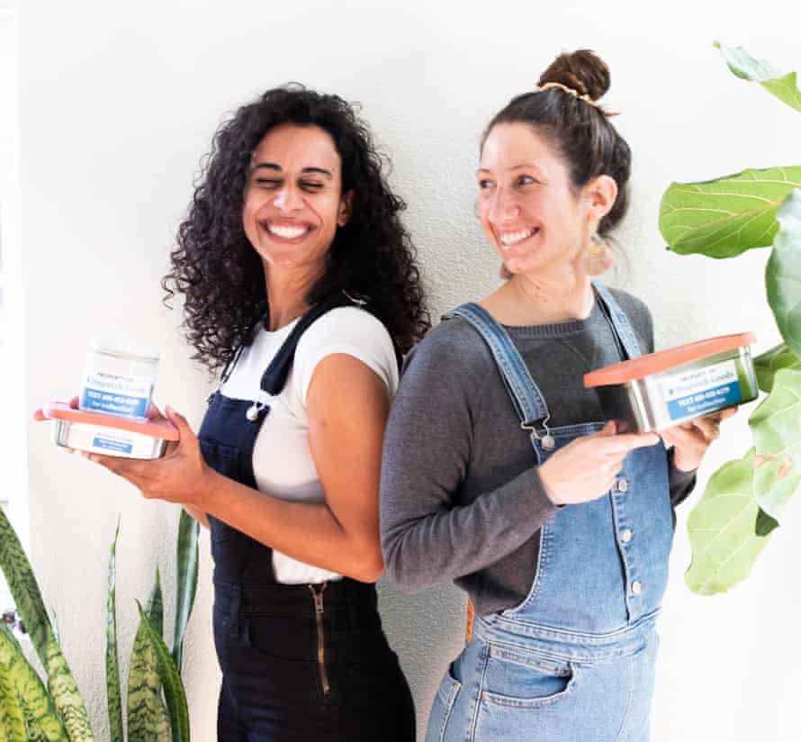 Maia Tekle (links) und Lindsey Hoell (rechts), Mitbegründer von Dispatch Goods, mit einigen ihrer Edelstahlbehälter.