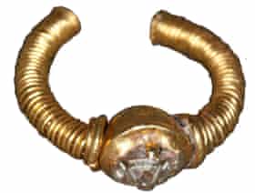Gold- und rubinbesetzter Schmuck, 8.-10. Jahrhundert, im Fluss gefunden.