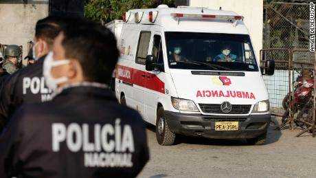 Ein Krankenwagen verlässt das Litoral Penitentiary in Guayaquil, Ecuador, am Mittwoch, den 29. September 2021.