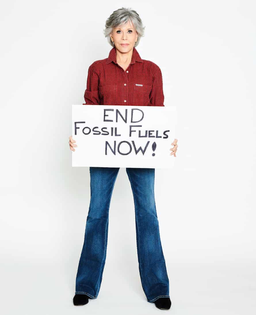 Foto von Jane Fonda mit einem Plakat mit der Aufschrift: Fossile Brennstoffe jetzt beenden!