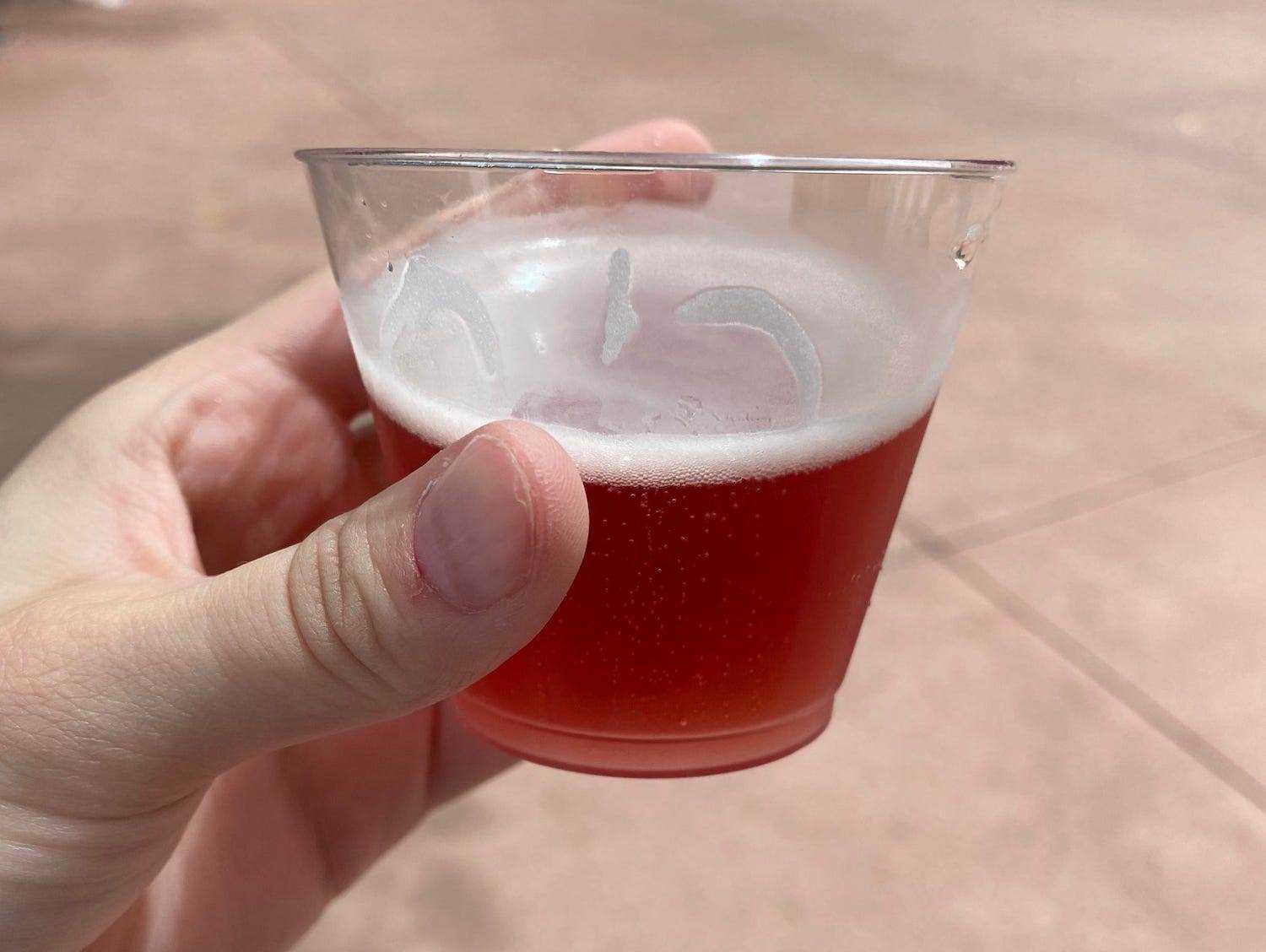 Ein Schöfferhofer Wild Cherry Hefeweizen Bier beim Epcot Food & Wine Festival in Disney World.