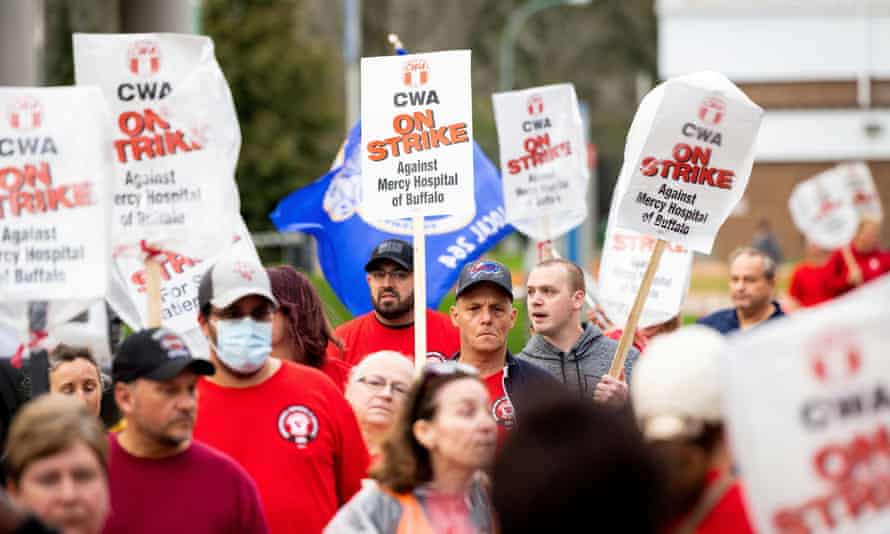 Beschäftigte des Gesundheitswesens nehmen diesen Monat an einem Streik im Mercy Hospital in Buffalo, New York, teil, um gegen die Arbeitsbedingungen in Krankenhäusern inmitten der Pandemie zu protestieren.