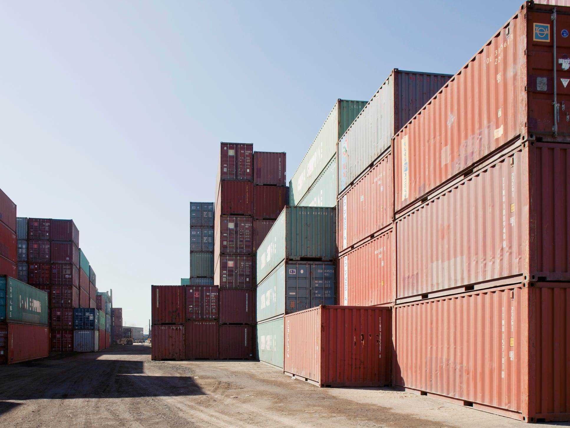 Große Container auf kommerziellem Dock in Long Beach, Kalifornien.