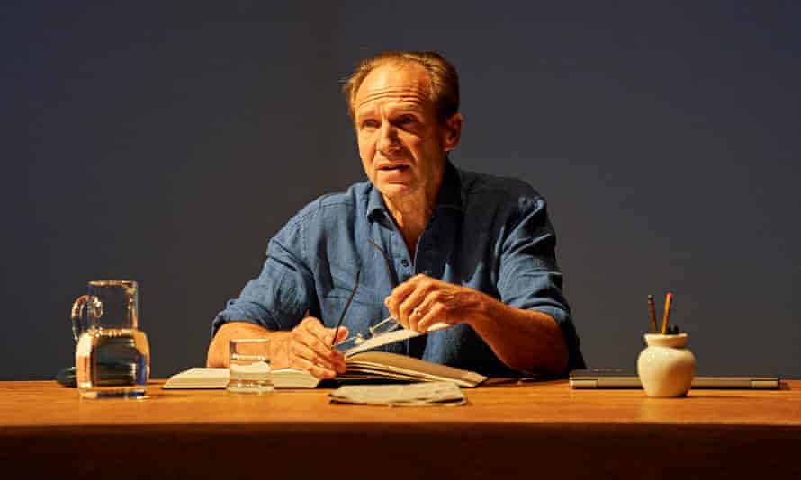Ralph Fiennes in der Bridge Theatre-Produktion von Beat the Devil