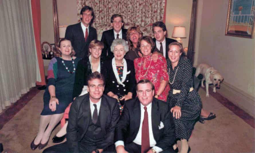 Mutter Vorgesetzte: Ann Russell Miller, 56, mit ihren 10 Kindern.  Mark Miller, der Autor, ist in der hinteren Reihe rechts.