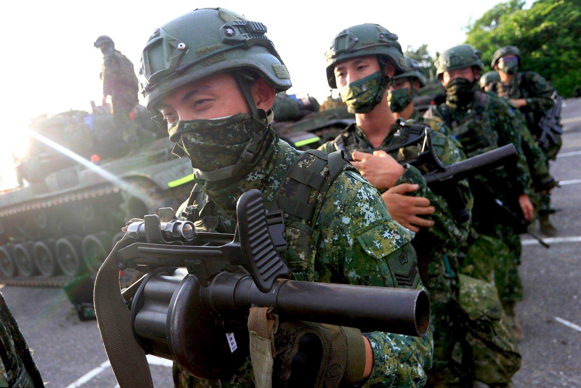 Taiwanesische Soldaten mit Granatwerfern