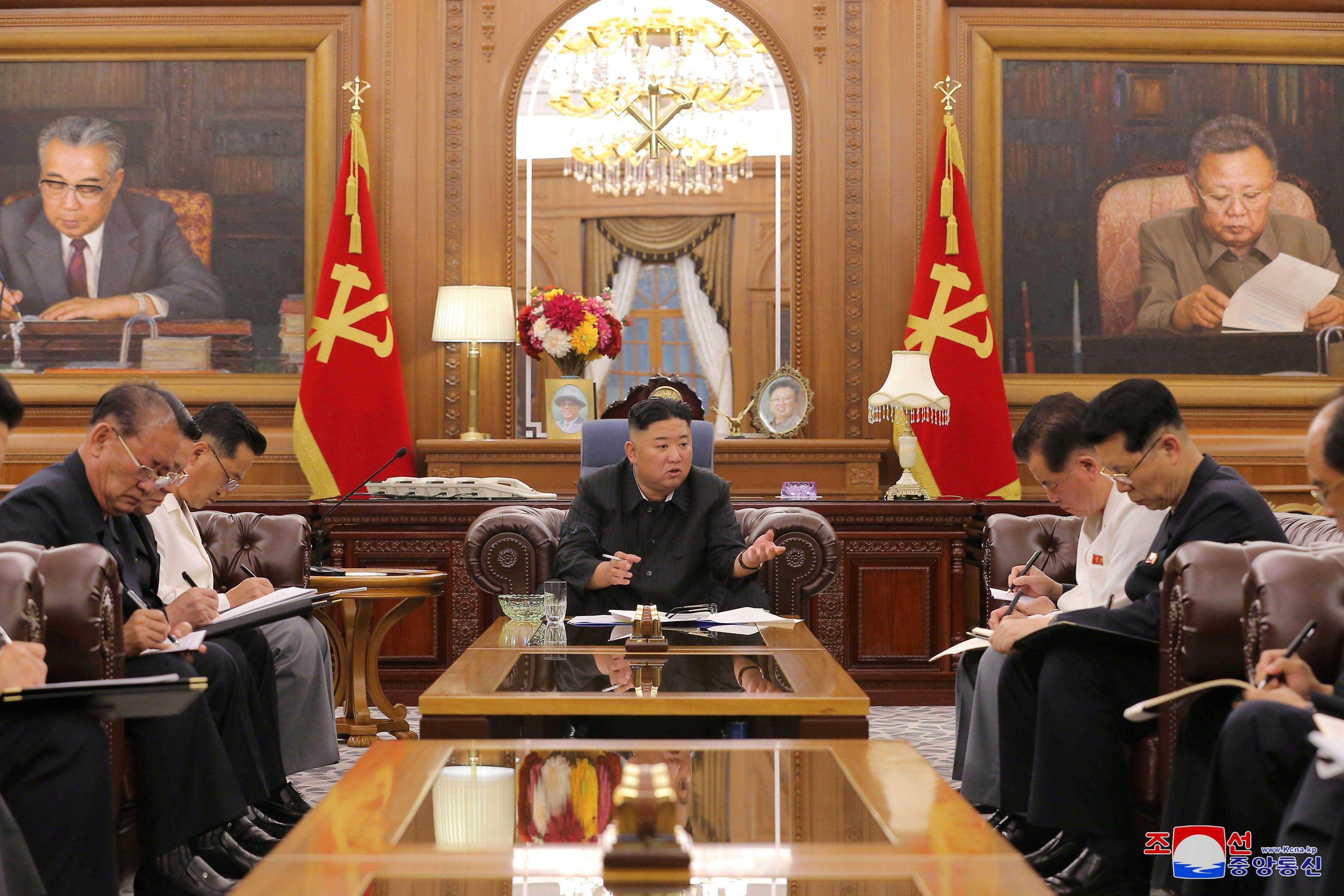 Nordkoreas Machthaber Kim Jong Un an einem Tisch mit hochrangigen Beamten.